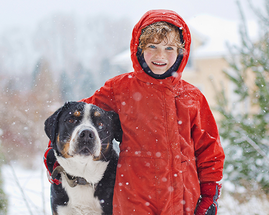 Hund und Kind im Schnee